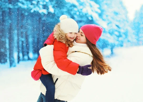 Mãe feliz e filha criança se divertindo juntos no inverno da — Fotografia de Stock