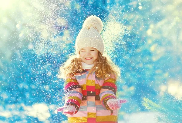 Niño feliz divirtiéndose jugando con la nieve en el día de invierno —  Fotos de Stock