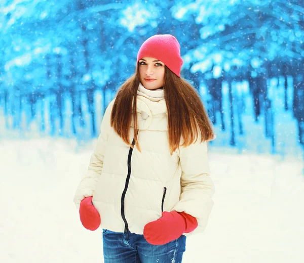 Hermosa mujer joven caminando en el bosque de invierno sobre la nieve —  Fotos de Stock