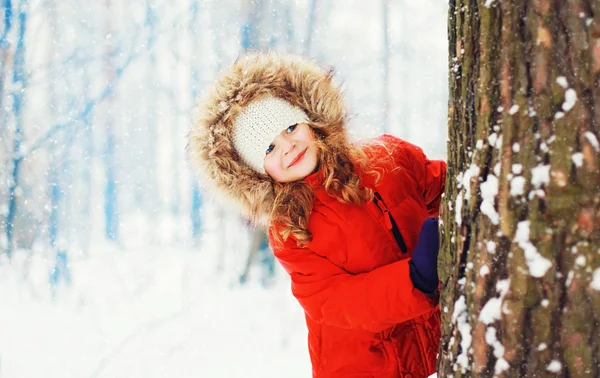 Liten flicka barn leker i snöig vinterdag — Stockfoto