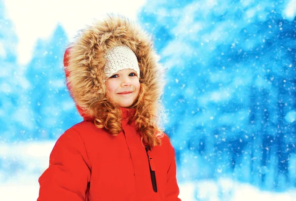 Stående lyckligt barn i snöig vinterdag över snöflingor — Stockfoto
