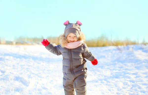 Petit enfant joyeux jouant sur la neige dans la journée d'hiver — Photo