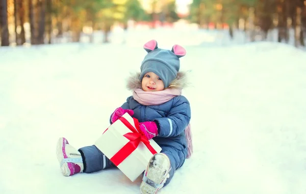 Söta barn med jul box gåva i vinterdag — Stockfoto