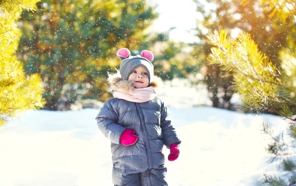 Söta lilla barnet i solig vinterdag över snöflingor — Stockfoto