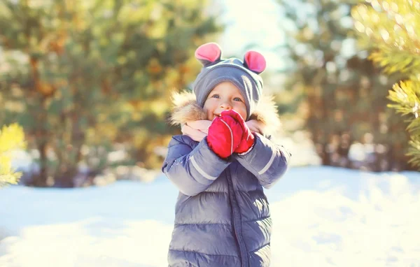 Söta små barn leker promenader i solig vinterdag — Stockfoto