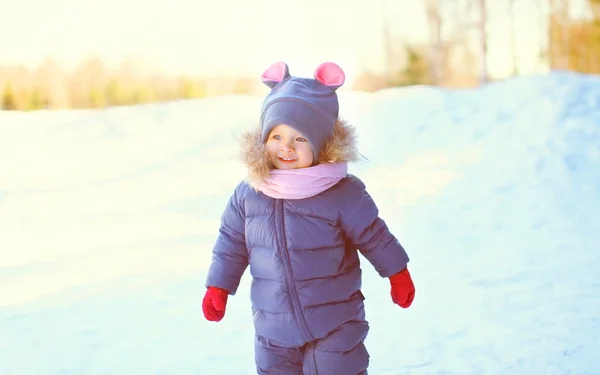 Stående glada lilla barnet på snö i vinterdag — Stockfoto
