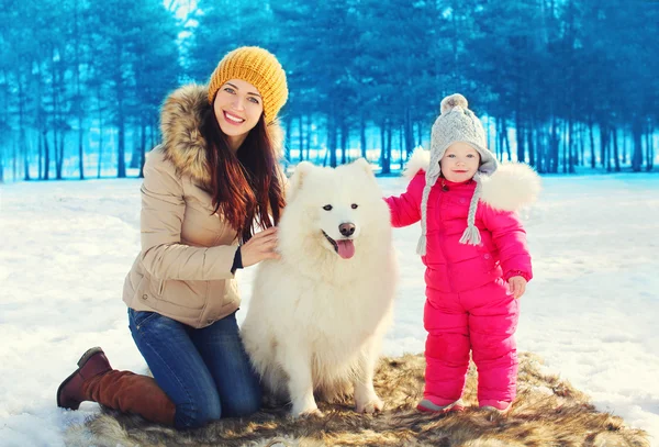 Glücklich lächelnde Mutter und Kind mit weißem Samowar Hund zusammen i — Stockfoto