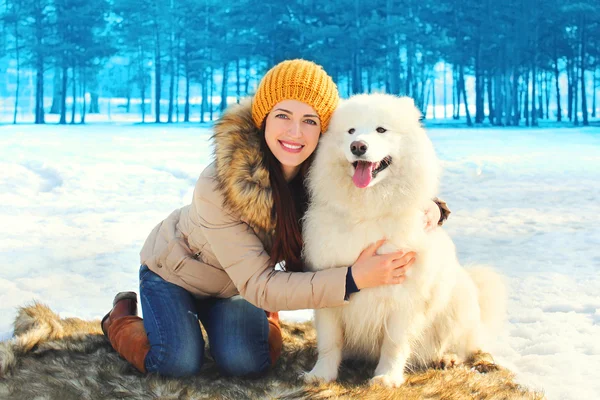 Retrato sonriente mujer propietaria y perro Samoyedo blanco en invierno par —  Fotos de Stock