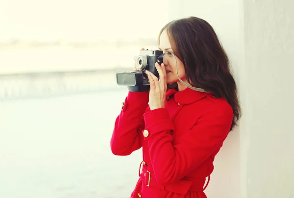 Bella giovane donna con fotocamera retrò vintage in giorno d'inverno, p — Foto Stock