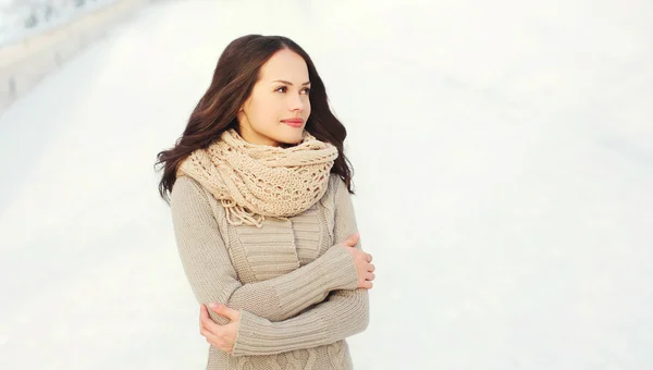 Hermosa mujer joven con un suéter y una bufanda en el día de invierno —  Fotos de Stock