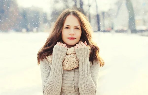 Portrait beautiful young woman over snowflakes in winter day — Stock Photo, Image