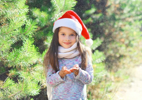 Noel et concept de personnes - petite fille enfant dans santa red ha — Photo