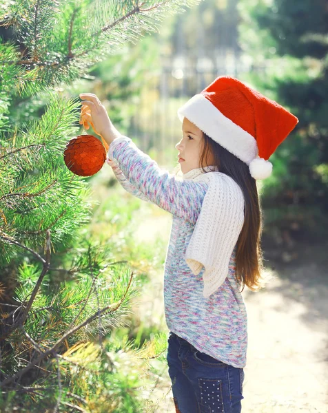 Jul och människor koncept - lilla flicka i santa röd ha — Stockfoto