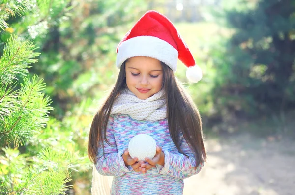 Concepto de Navidad y la gente - niño pequeño en el ingenio sombrero rojo de santa —  Fotos de Stock