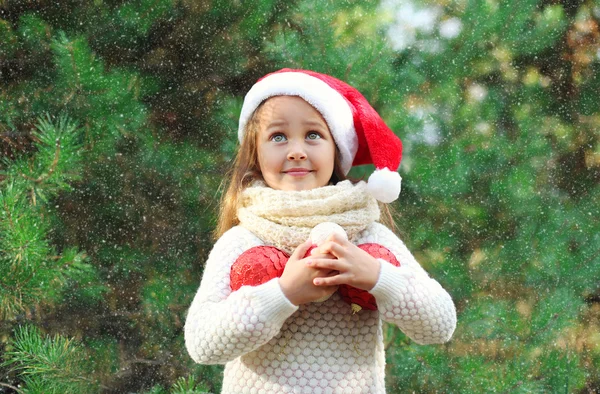 Jul och människor koncept - litet leende flicka barn i sant — Stockfoto