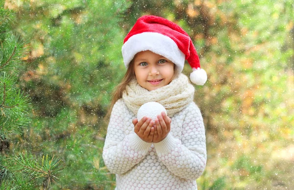 Conceito de Natal e pessoas - pequena criança menina sorridente em sant — Fotografia de Stock