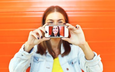 Tatlı kadın portresi smartphone, ekran görünümünü yapar.