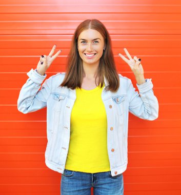 Mutlu güzel gülümseyen kadın üzerinde renkli o şehirde eğleniyor