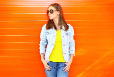 Güzel kadın profili ov içinde güneş gözlüğü ve kot pantolon ceket