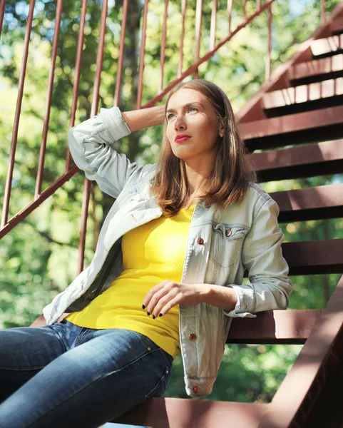 Fashion woman wearing a jeans jacket in city evening — Stock fotografie