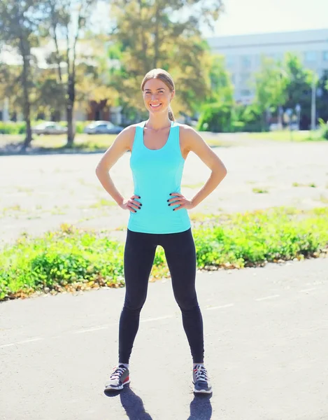 Sport e fitness concetto - bella sorridente giovane donna prepar — Foto Stock