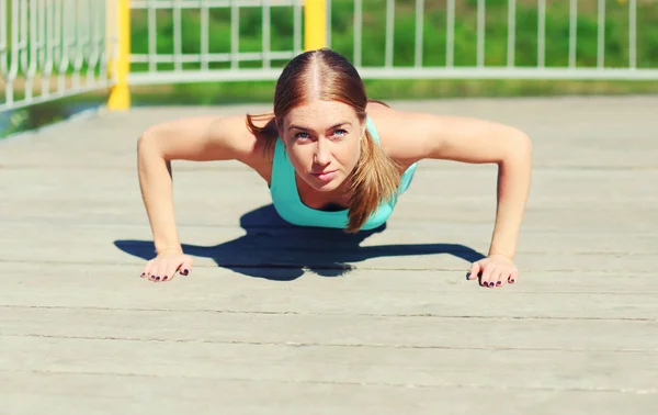 Conceito de esporte e fitness - mulher fazendo push-ups exercício em cit — Fotografia de Stock
