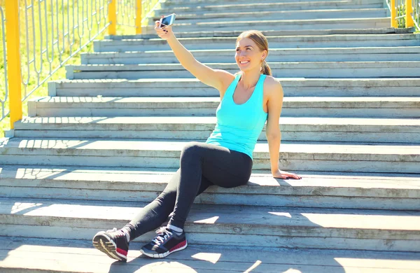 Conceito de esporte e fitness - bela jovem sorridente que toma — Fotografia de Stock