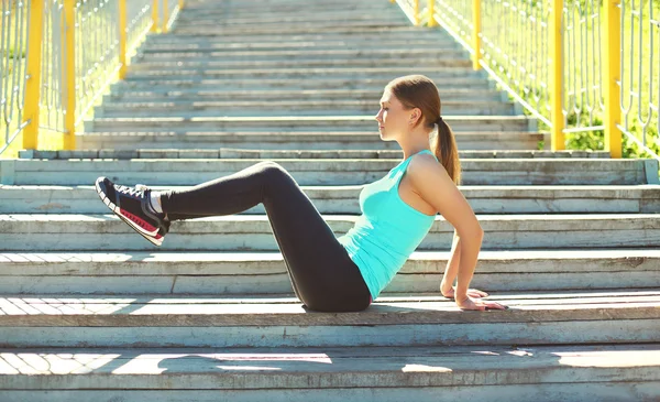 Sport e fitness concept - giovane donna che fa stretching exercis — Foto Stock