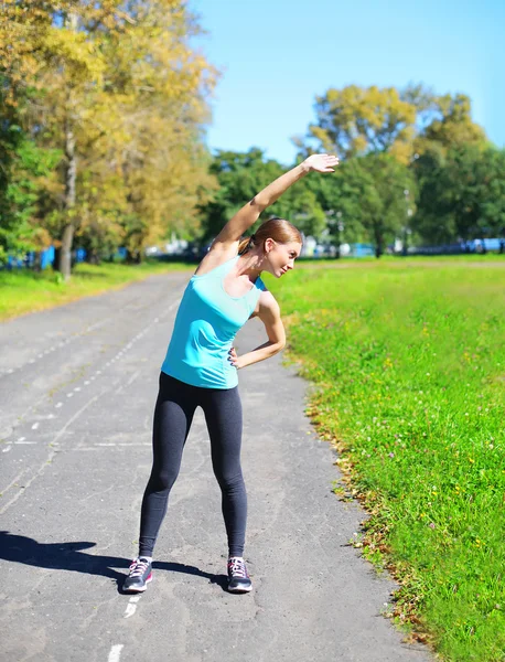 Esporte, conceito de fitness - mulher fazendo exercício de alongamento e pré — Fotografia de Stock