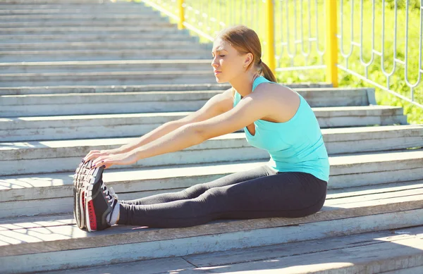 Sport, concetto di fitness - giovane donna che fa esercizi di stretching — Foto Stock