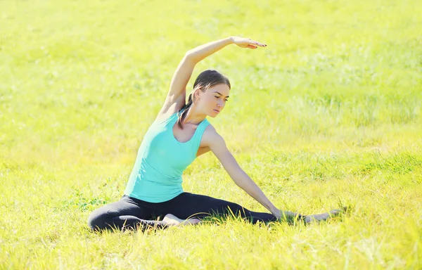 Frau macht an Sommertagen Yoga-Übungen auf Gras — Stockfoto