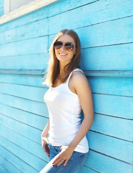 Beautiful happy young smiling woman in summer day — Stock Photo, Image