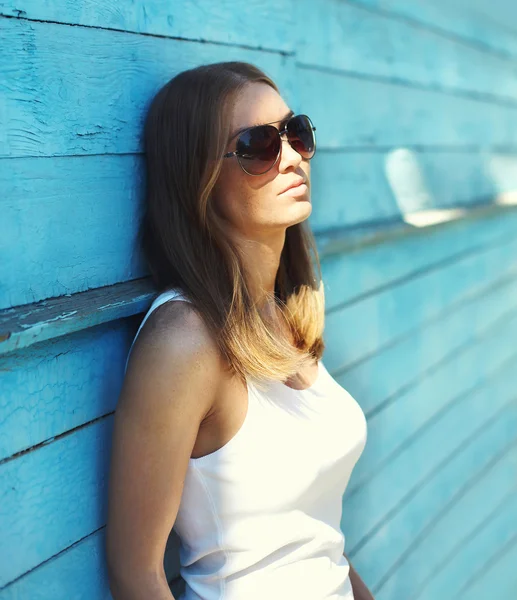 Mooie jonge vrouw draagt een zonnebril in zomerdag — Stockfoto