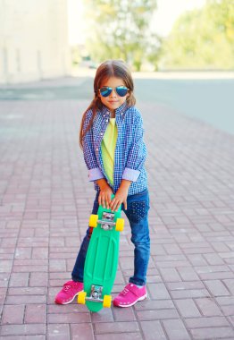 Bir güneş gözlüğü takıyor kaykay ile küçük kız çocuk moda bir