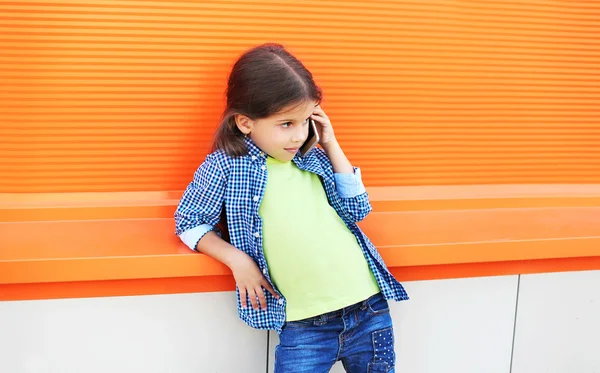 Menina bonita criança falando no smartphone na cidade sobre c — Fotografia de Stock