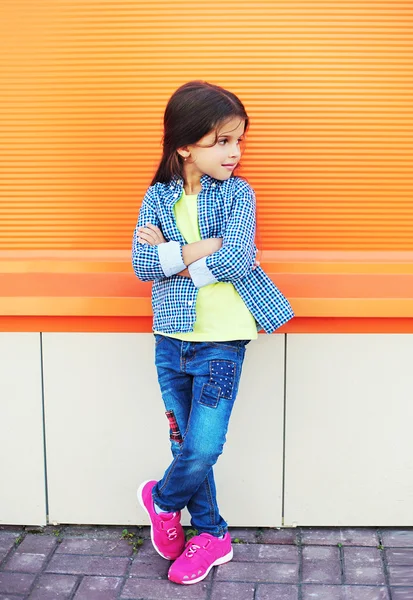 Gadis kecil yang cantik mengenakan kemeja kotak-kotak melihat ke dalam — Stok Foto