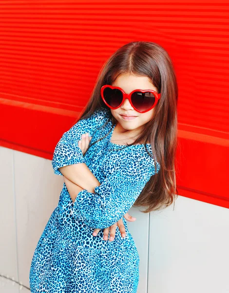 Όμορφο μικρό κορίτσι παιδί φορώντας μια λεοπάρδαλη φόρεμα και κόκκινο τραγουδιέται — Φωτογραφία Αρχείου