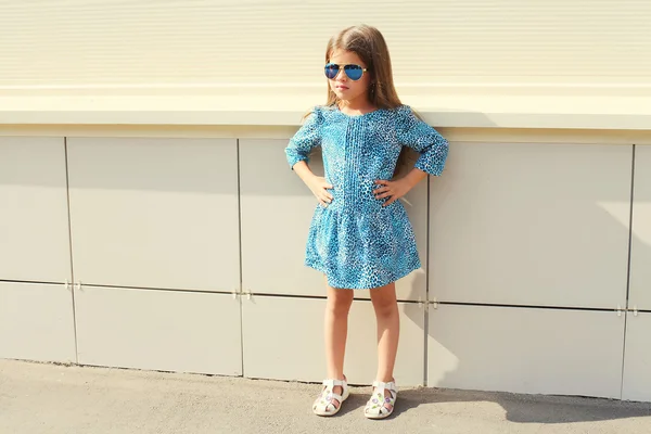 Vackra lilla tjej barn bär en leopard klänning och solglasögon — Stockfoto