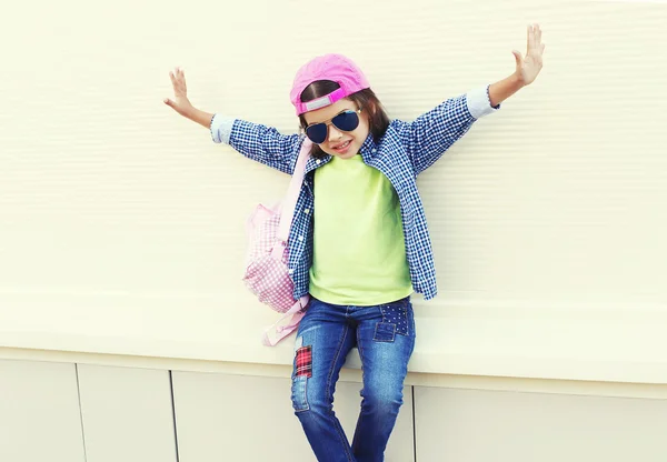 Fashion little girl child wearing a sunglasses and baseball cap — Zdjęcie stockowe