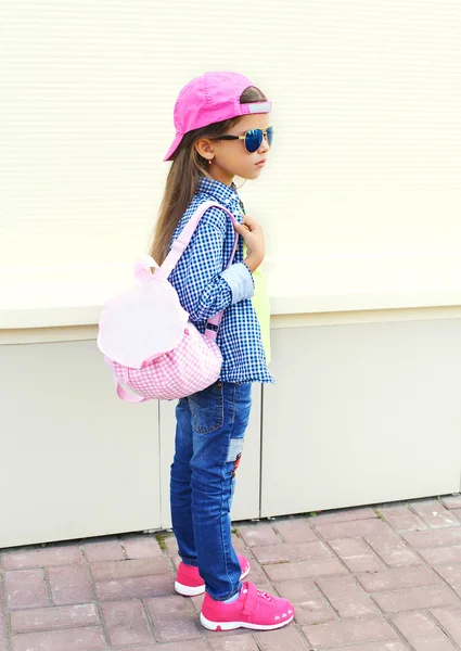 Fashion little girl child wearing a sunglasses, baseball cap and — Stockfoto