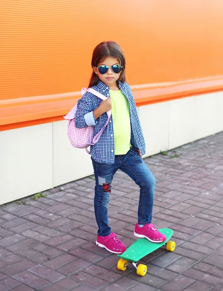 Μικρό παιδί κορίτσι της μόδας με skateboard φορώντας γυαλιά ηλίου ένα ένα — Φωτογραφία Αρχείου