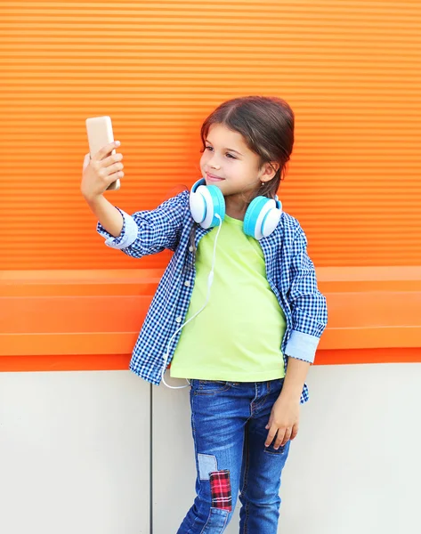 Glücklich lächelndes Kind fotografiert Selbstporträt auf Smartphone i — Stockfoto