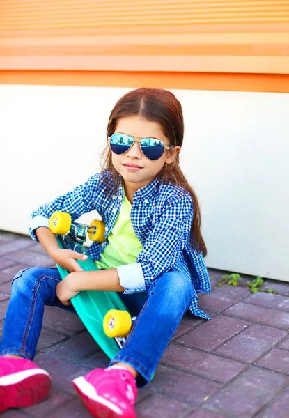 Portrait fashion kid with skateboard wearing a sunglasses and ch — 스톡 사진