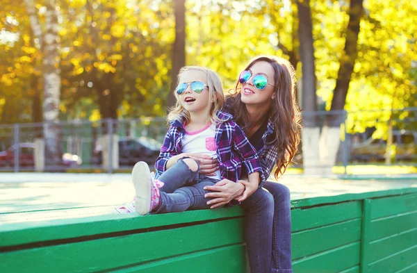 Schöne glückliche Mutter und Kind Tochter haben Spaß zusammen in — Stockfoto