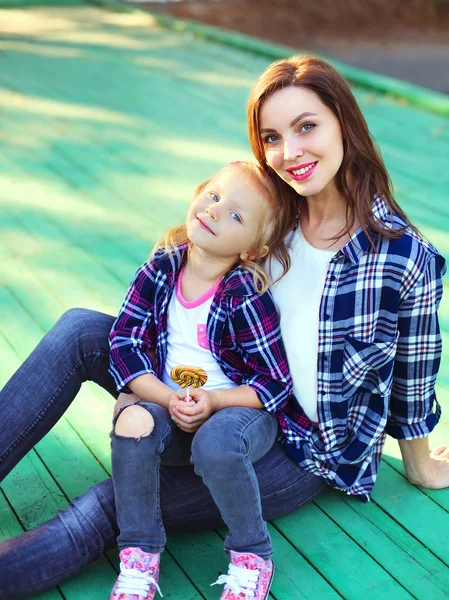 Hermosa sonriente madre y niño hija tener divertido sentado i —  Fotos de Stock