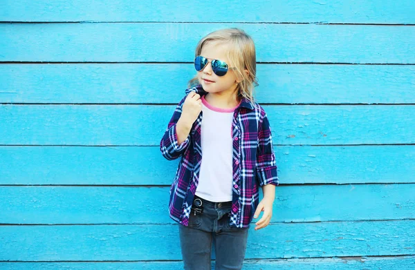 Модна дитина в місті, стильна дитина в сонцезахисних окулярах і чек — стокове фото