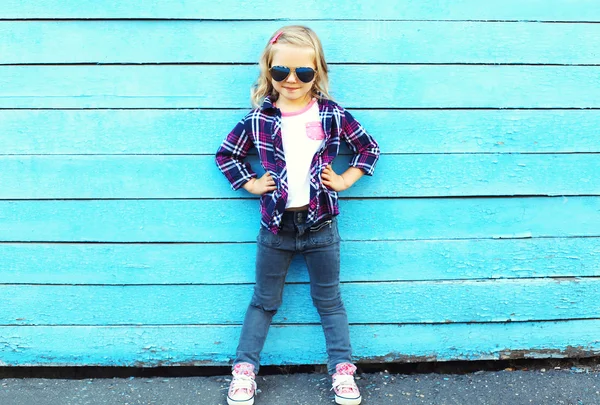 Fashion kid in city, stylish child wearing a sunglasses and chec — Zdjęcie stockowe