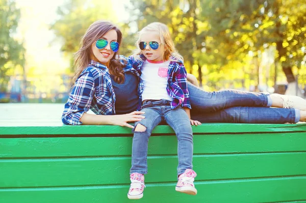 Fashion mother and child daughter having fun together in city — Zdjęcie stockowe