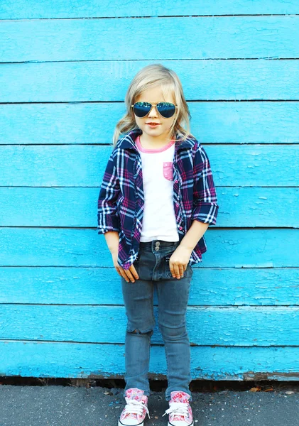 Fashion kid, stylish child wearing a sunglasses and checkered sh — 图库照片