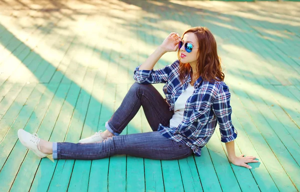 Mujer bonita de moda con gafas de sol y camisa a cuadros si —  Fotos de Stock